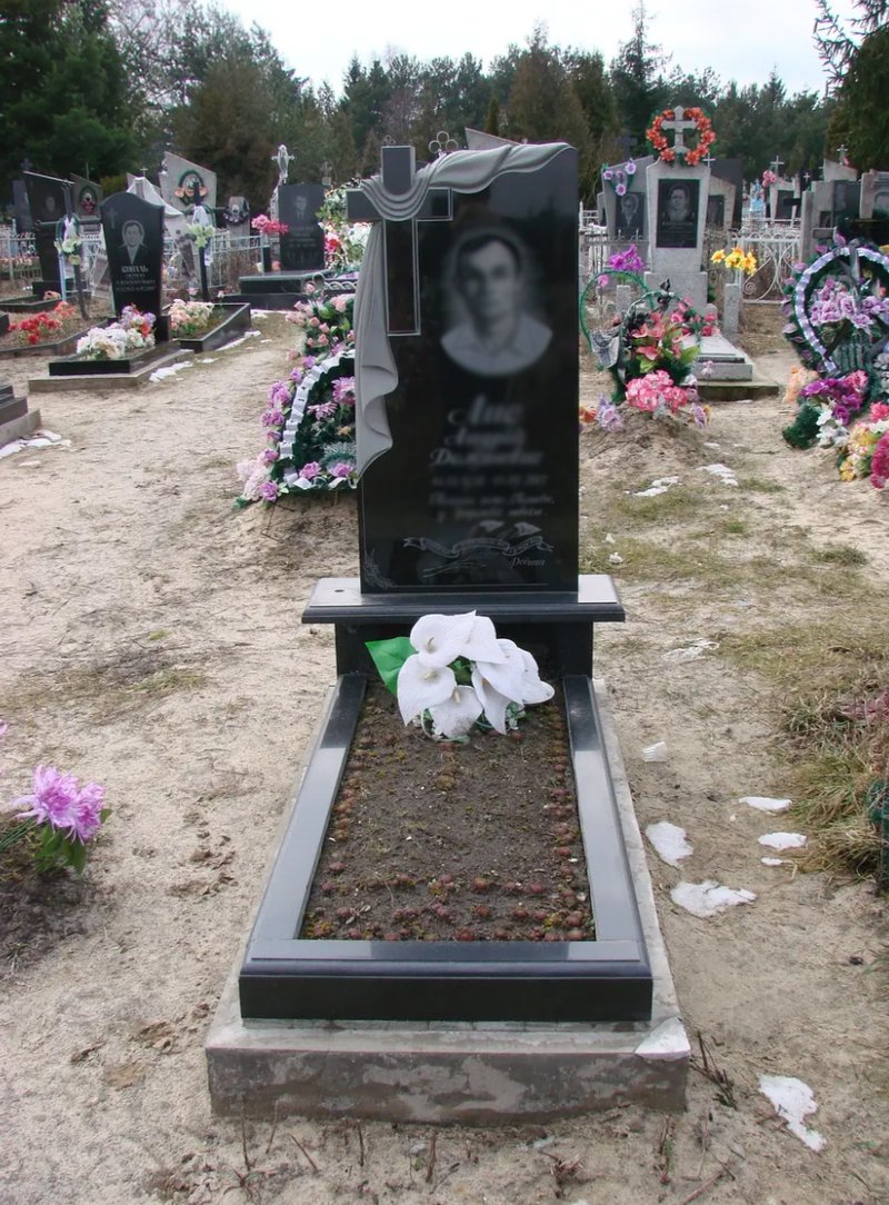Одинарний памʼятник з граніту — модель №114