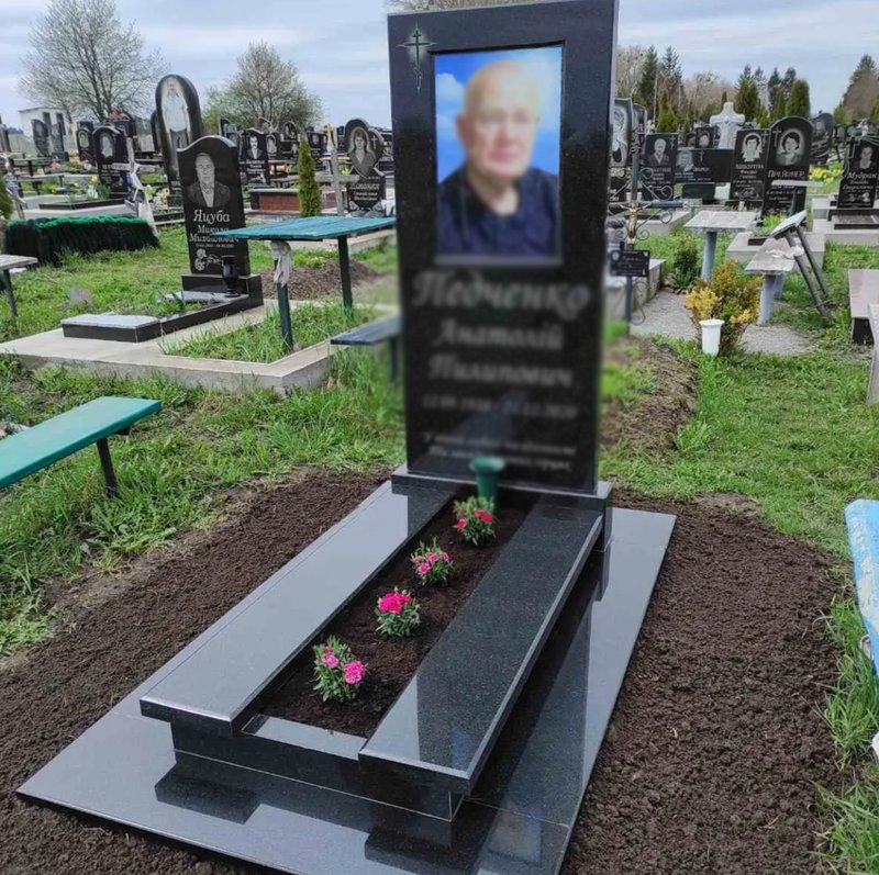 Одинарний памʼятник з граніту — модель №118