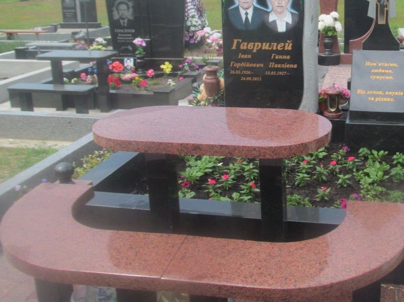 Стіл і лавка з граніту